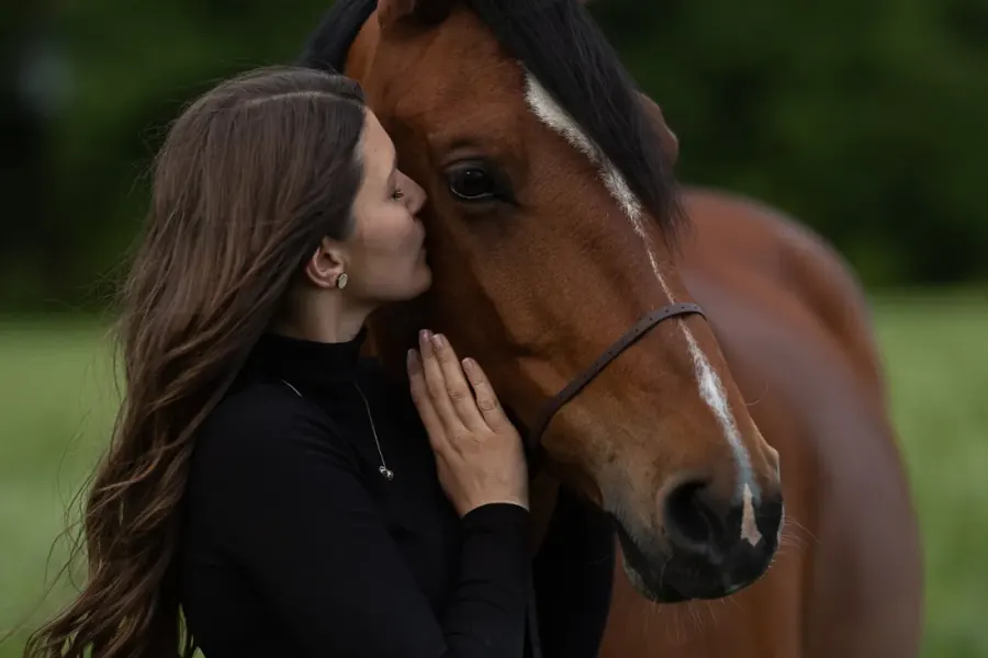 Frau mit Pferd — vorher, unbearbeitet