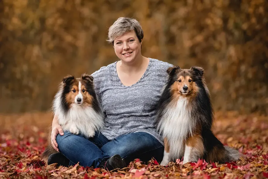 Jennifer Raßmann-Wagner mit ihren Shelties Wilson und Rocket im Herbstlaub
