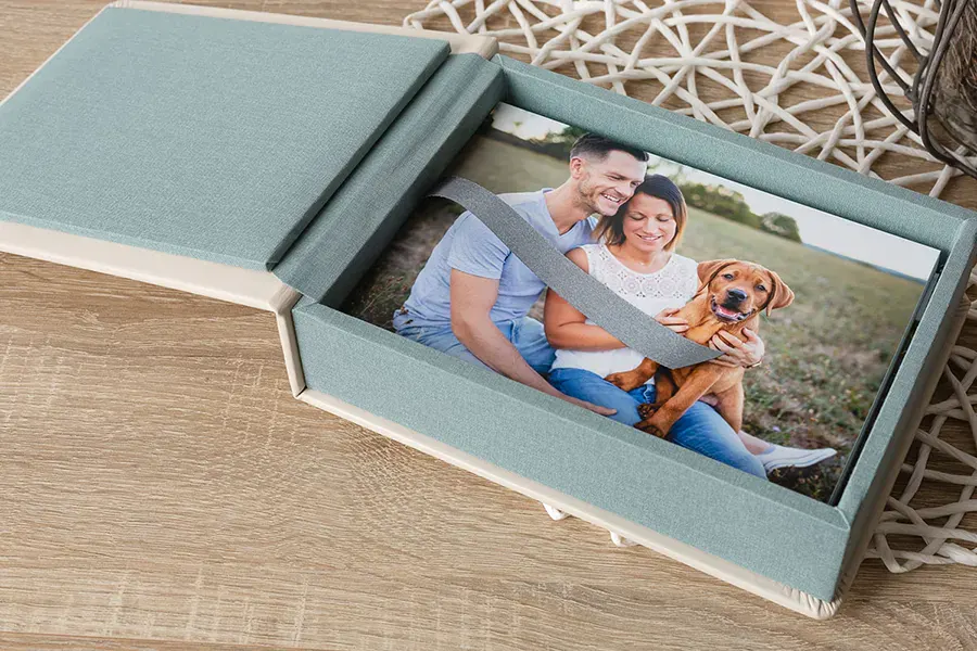 Fotobox mit Passepartout in Salbeigrün, gefüllt mit Bildern eines Paar-Shootings