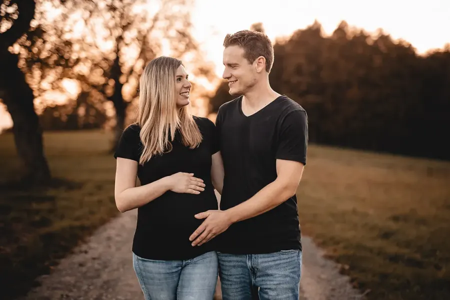 Babybauchshooting: Schwangere im Gegenlicht