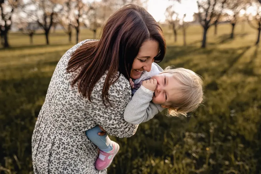 Familienfotografie: Mama und Tochter haben Spaß bei einem Shooting in Mosbach