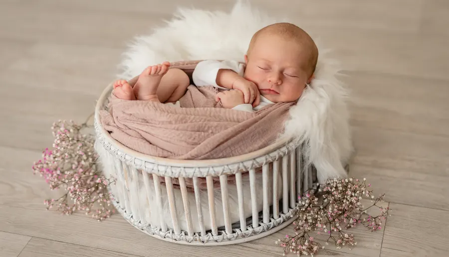 Newbornshooting: schlafendes Neugeborenes